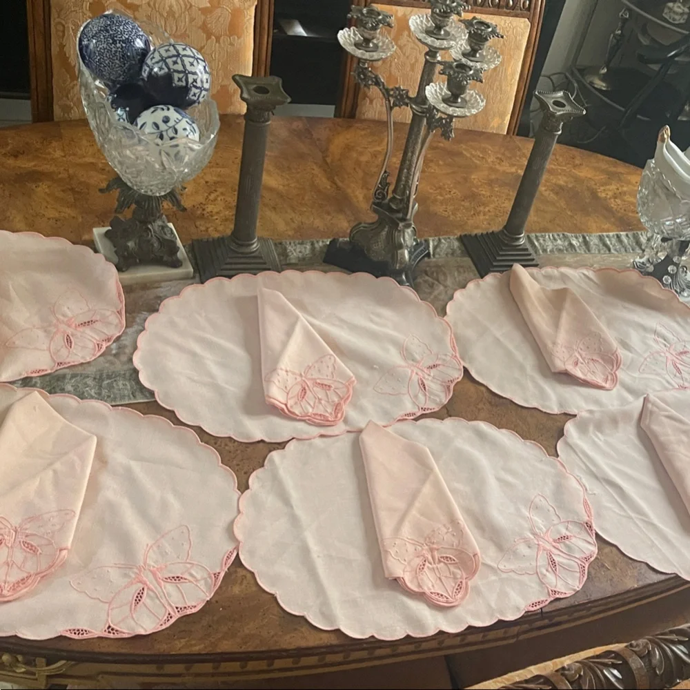 Classic Scalloped Embroidered Placemat and Napkin Set - Pink